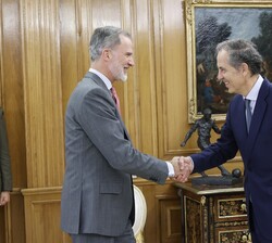 Su Majestad el Rey recibe el saludo del presidente de la Fundación Hay Derecho, Segismundo Álvarez Royo-Villanueva
